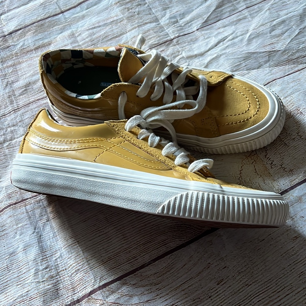 Vans Off the wall mustard color size 6 1/2 women’s like new